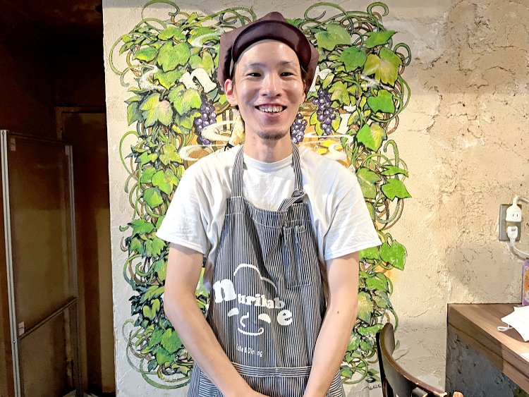 2018年から店長をつとめる福地進さん。「週替わりのごはんランチ、パスタランチなどがっつり食べられるメニューも多いですよ。ご飯は大盛り無料です」。