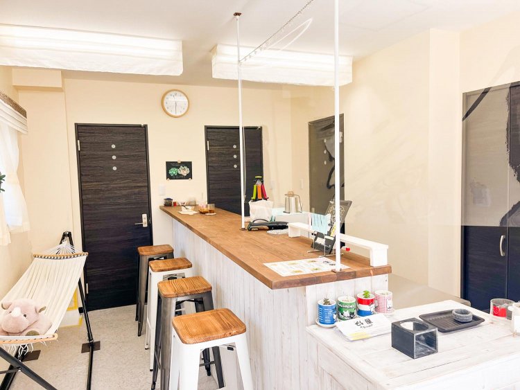 店内は大豆色でおしゃれ空間。多肉植物がたくさんあります。カワイイ！