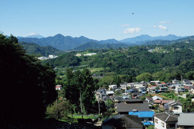 上野原霊園からの眺望。富士山のすぐ右手の小高い山は倉岳山。右奥の高い山は滝子山だろう。