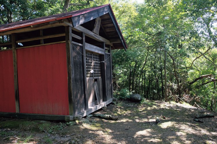 虎丸山は標高が468ⅿ。山頂には虎丸神社があるが、展望はゼロ。