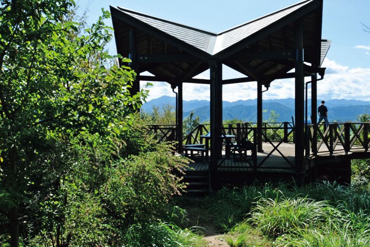 しっかりしたテラスのある八重山展望台。労少なく見返りの多い展望台だろう。