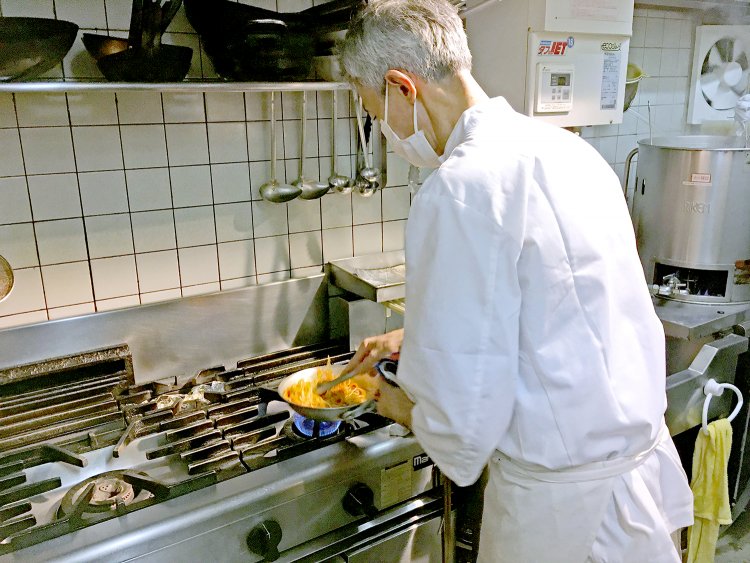 手際よくフライパンをふる小澤シェフ。リズミカルな動きに熟練の技を感じる。