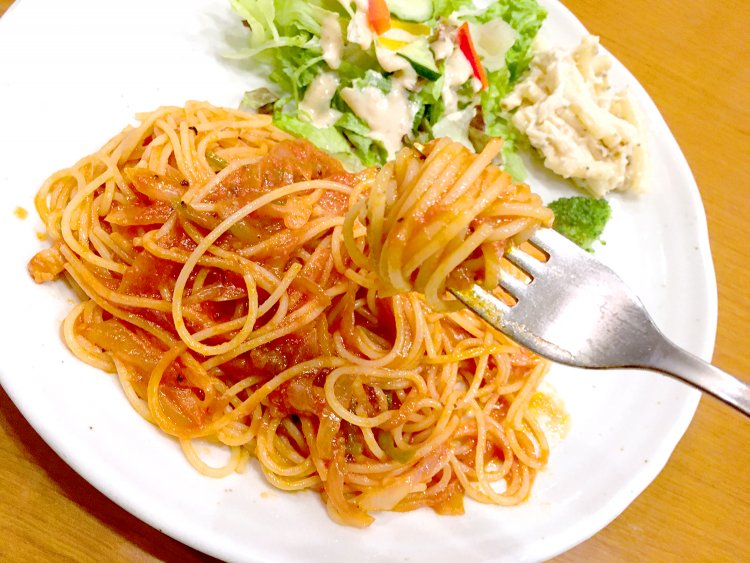 具材は細切りのたまねぎとピーマン、ベーコン。トマトソースの味との相性が抜群。