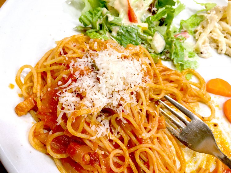 粉チーズをかけて2度目のおいしさを味わう。粉チーズは小鉢に別添えなので注文の際にお願いしよう。