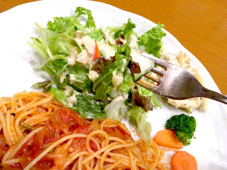 付け合わせのサラダはシャキシャキ食感の新鮮野菜と自家製ドレッシングでおいしくいただける。