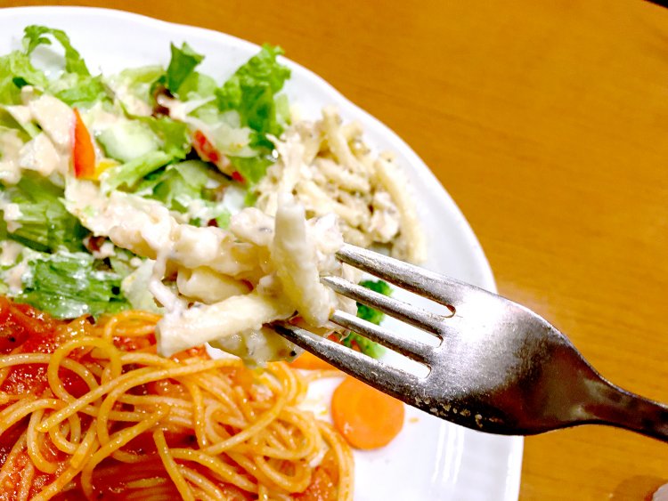 ツナがあえてあるマカロニサラダ。黒胡椒の風味が味を引き立てる。