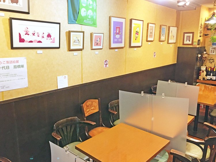 壁に並ぶとつかりょうこさんの作品。定期的に展示会を開催しているそう。