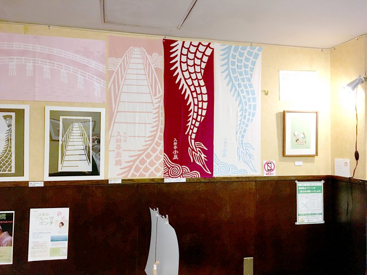 壁に飾ってあるのは出演した落語家さんが、真打ち昇進を記念して作った手ぬぐい。