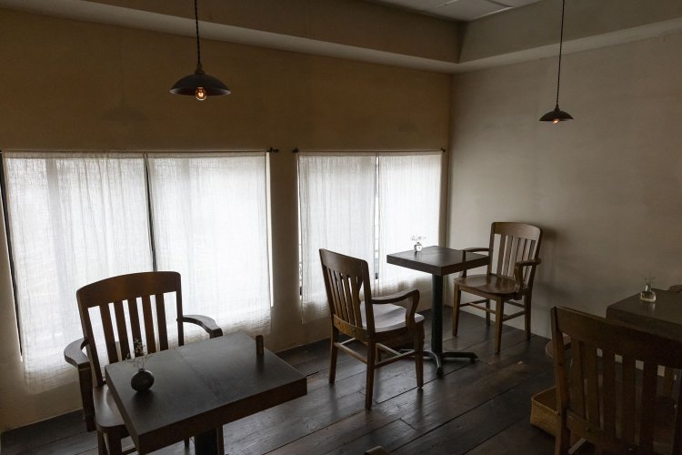 テーブル席もあるが、入店は2人以下で。静かに過ごすのが似合う店。