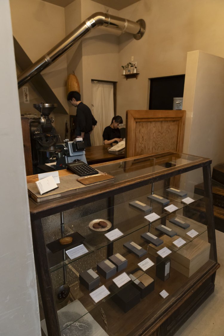 1階は焙煎豆やチョコレートなどの店。カフェはここを抜けて上階へ。