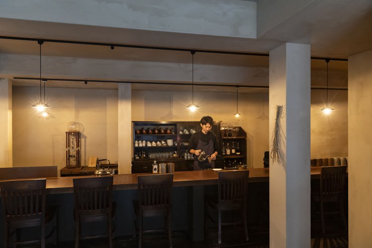 店舗2階がカフェスペース。空間は思いがけず広く、ひっそりと静かな雰囲気がいい。