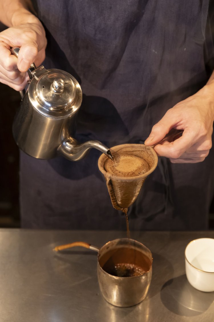 コーヒーはネルドリップで丁寧に淹れる。