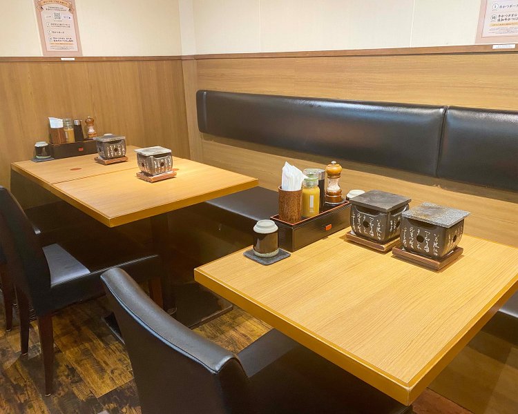 コンパクトながら、ほっと落ち着ける店内。