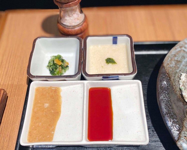 「岩塩」「山わさびの特製ソース」「しょうゆとわさび」などのトッピングを自分好みにカスタマイズ。