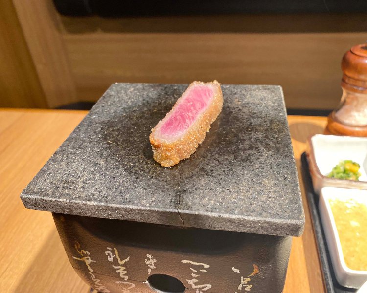 さっと揚げた牛かつを席で石焼きにしていただく。