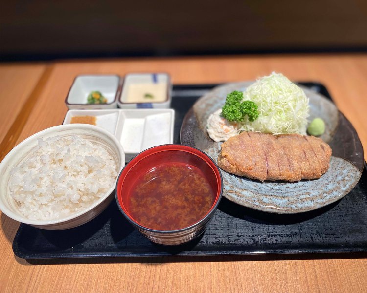 牛かつ定食130ｇ1300円。