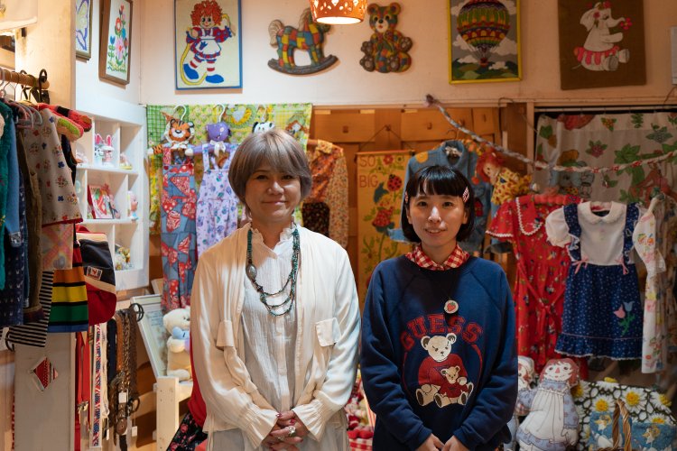 代表取締役の佐久間ヒロコさんと『daidai』店長の小嶋美緒さん。