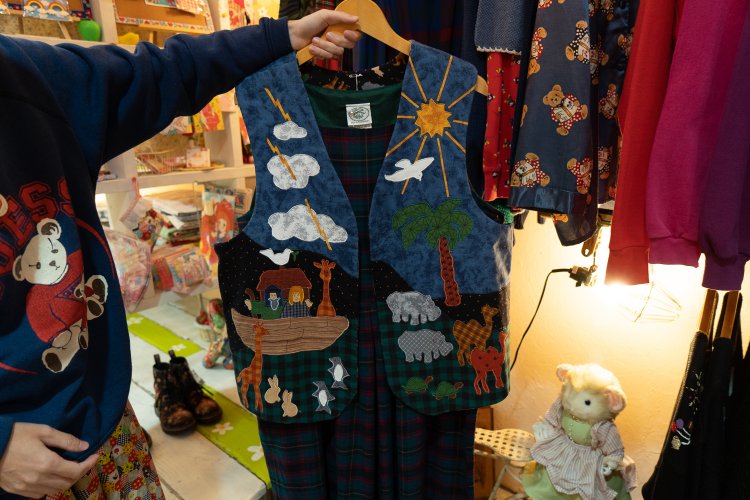 聖書に登場するノアの方舟がアップリケで描かれたベスト。手作りではないかとのこと。