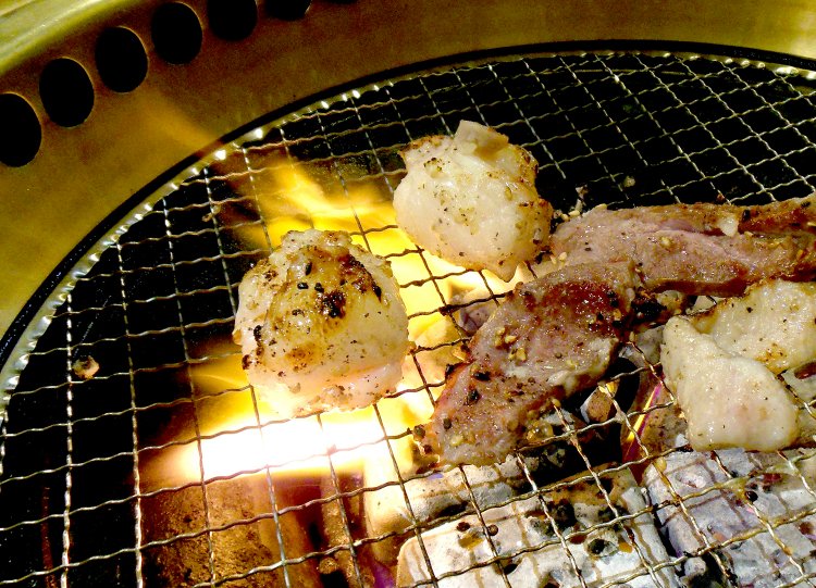 マルチョウは腸壁（皮目）を下にして網にのせてじっくり焼き、脂が落ちて縮み過ぎないところでいただくのがベスト。