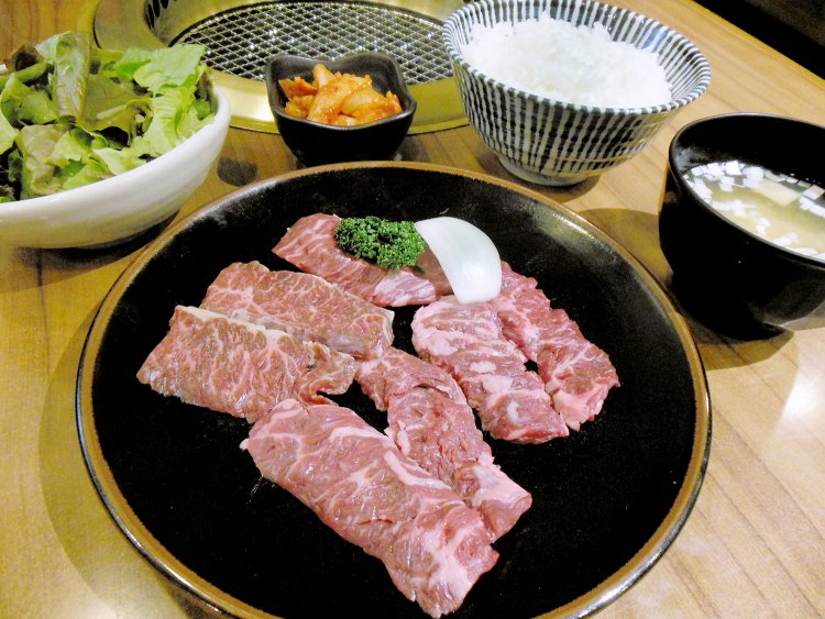 厚切り上ハラミセット1200円。高品質＆ボリュームたっぷりでこのお値段。安い、安すぎる！　※写真はもみダレに漬ける前