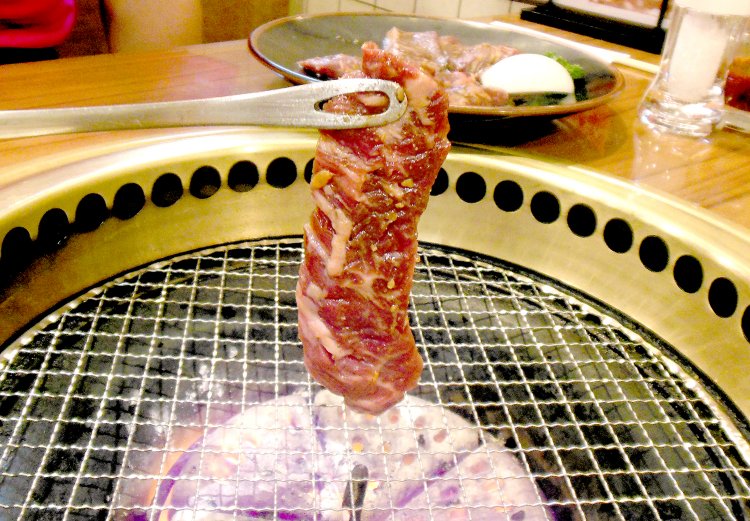 見よ、この食べごたえのありそうな分厚さ。肉質はやわらかくて、とーってもジューシー。