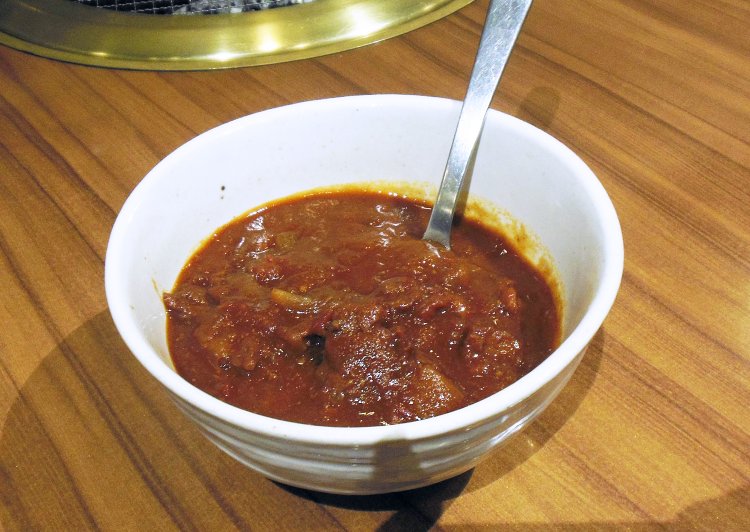 焼肉ランチセットに追加して注文できるハーフハヤシソース280円は、たっぷり1人前はある。