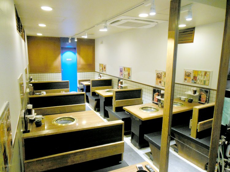 2人掛けと4人掛けのテーブル席が、1・2階席合わせて50席。以前は“昭和レトロ”な雰囲気の店構えだったそう。