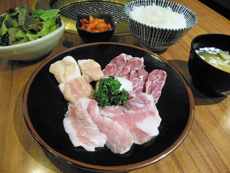 もつ焼きセットは150g で950円。ビッグもつ焼きセットは210g で1150円。