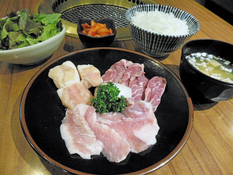 もつ焼きセットは150g で950円。ビッグもつ焼きセットは210g で1150円。