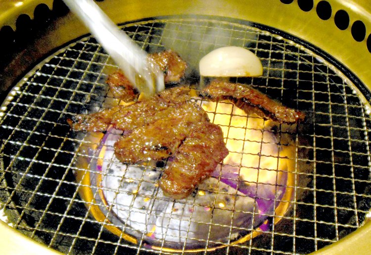 厚切りハラミは特製のもみダレをお肉にもみ込んでいるため、香ばしく焼き上がって旨みも倍増！