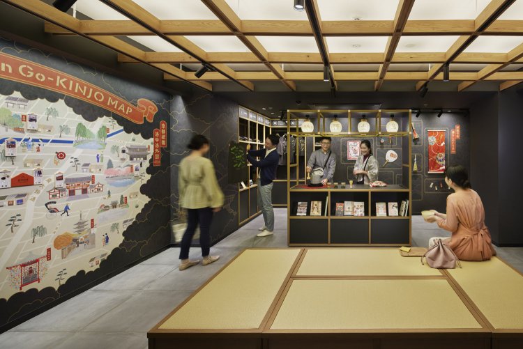 「OMOベース」には畳の腰掛けがあり門前町の茶店のよう。提灯がさがる屋台風のカウンターでは茶臼で茶葉を挽く人が！