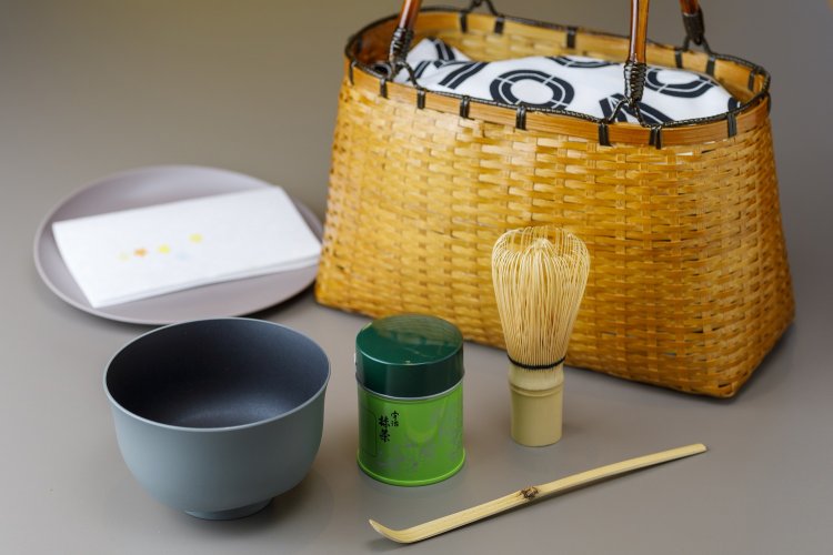 「祇園てくてく茶会」貸し出し用のお部屋用抹茶セット。ご近所の『祇園辻利』の抹茶をつけてくれて太っ腹。
