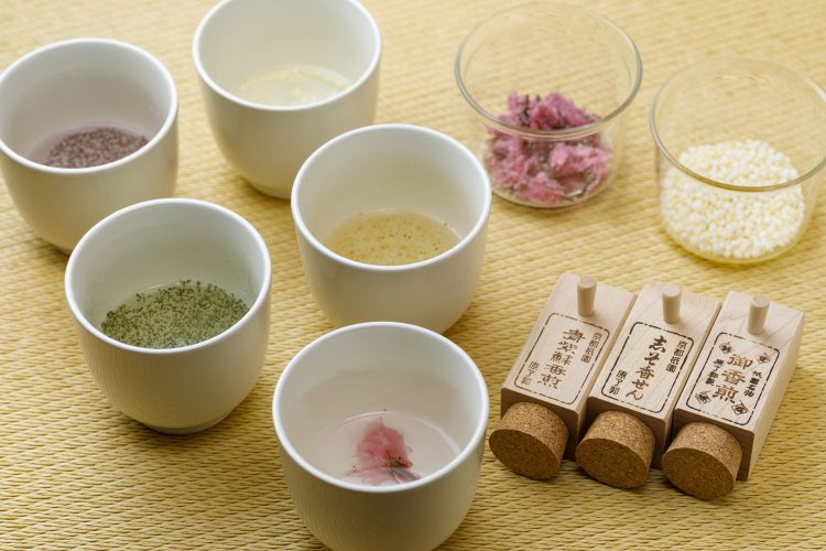 朝まいりの後は御香煎で整う。スパイシーな漢方茶……といえばイメージがわくだろうか。