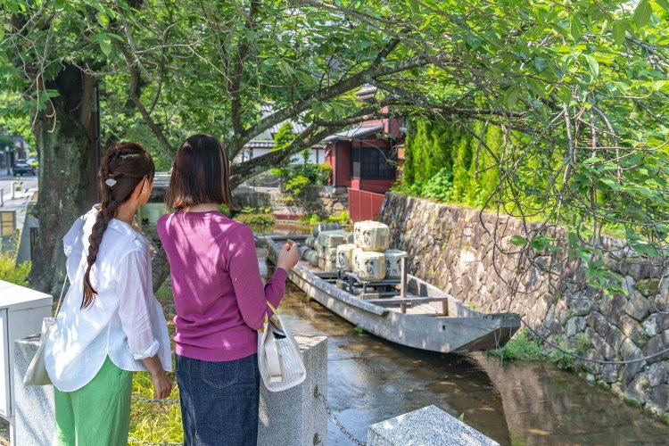 「京町らんまん川さんぽ」。再現された高瀬舟を見学！