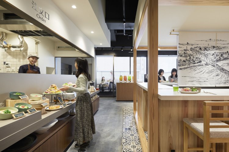 フレーバーウォーターやサラダが華やか。OMOカフェの朝食。