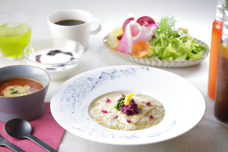 生湯葉漬物リゾット。彩り豊かなサラダやスープなどが付き栄養たっぷり。