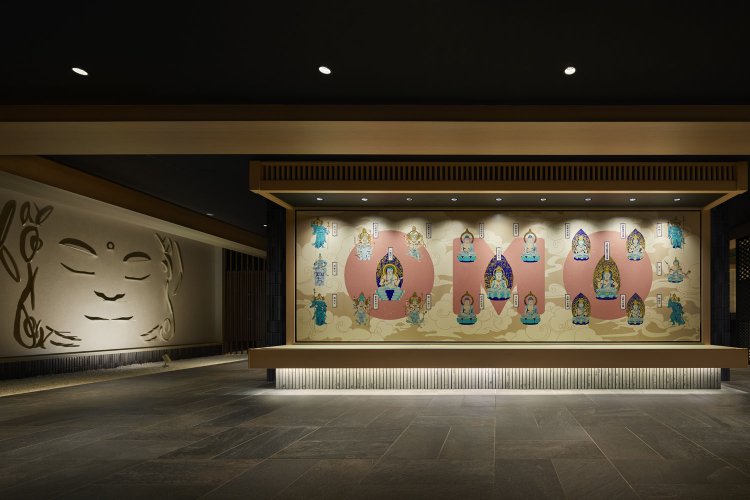 左はほほえみウォール。右はまんだらアート。