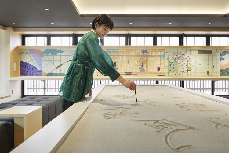 OMOベースの中心には砂の上に写経や書を書ける写経テーブルが鎮座する！