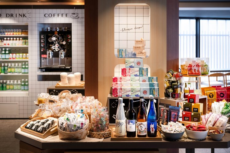 OMO Food & Drink Station。夜にぴったりな京都伏見の日本酒やおつまみも。