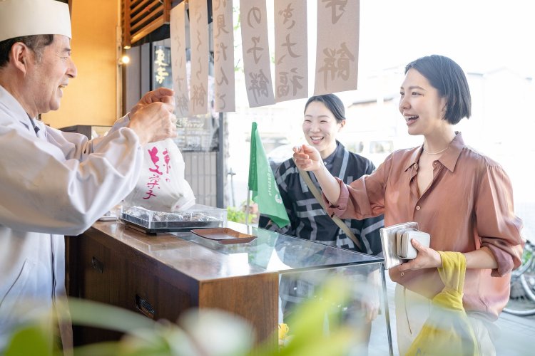 帰りに東寺のすぐそばの老舗餅菓子店『東寺餅』に立ち寄り、つきたての餅菓子を朝ご飯にしよう！