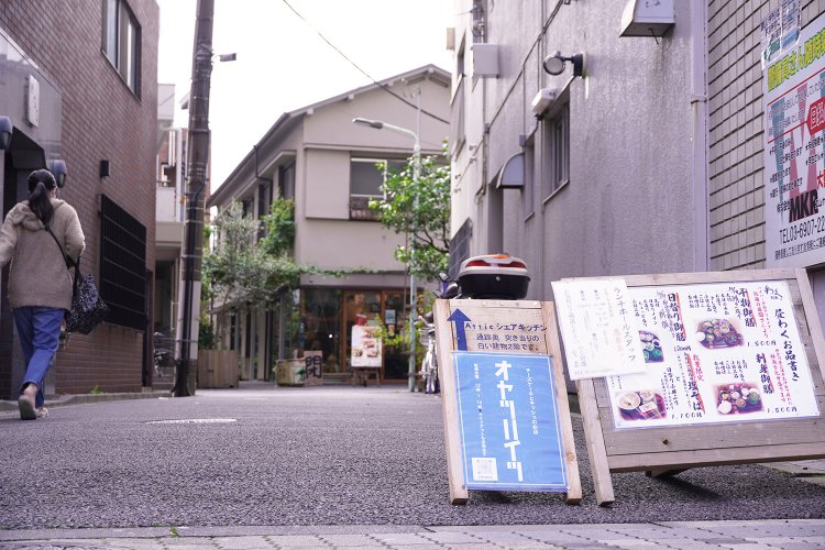 奥のアパート2階。目印の看板が大通りから見える。