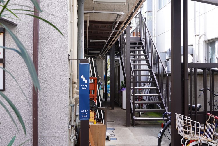 住所表示は『ニシイケバレイ』。懐かしい感じの階段を上がってすぐ。