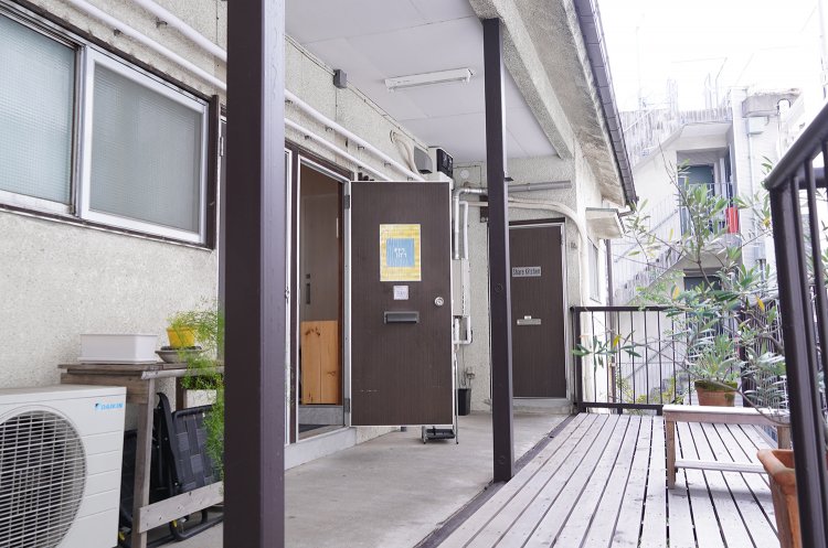 いかにも、という感じのアパートの扉。