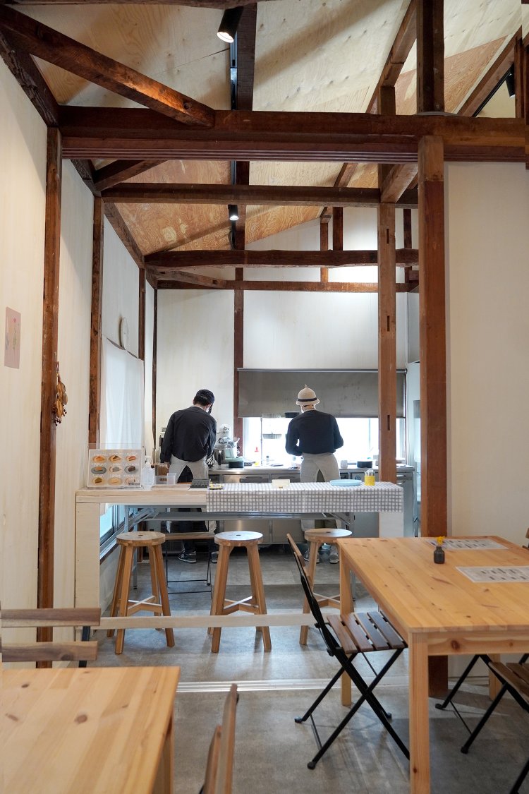 店内は広々としていて日差しもあたたか。