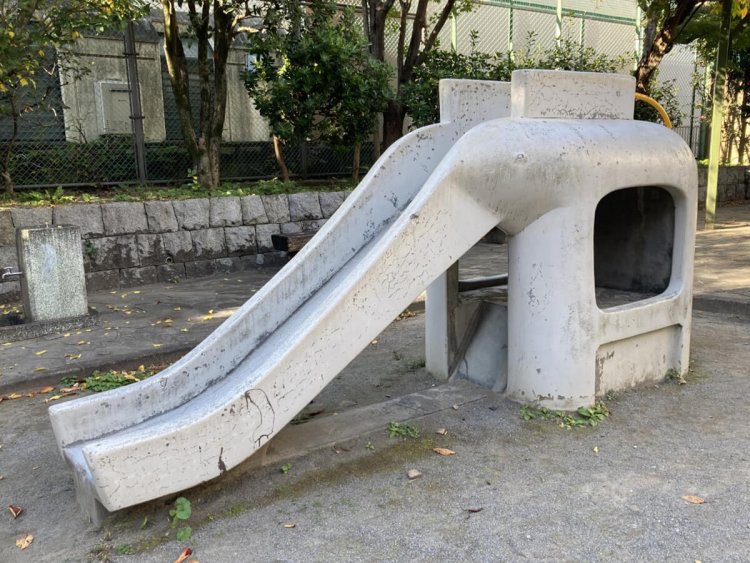 色合いも含めて、ゾウすべり台とはかくあるべきというスタンダードタイプ（西ヶ原二丁目児童遊園）。