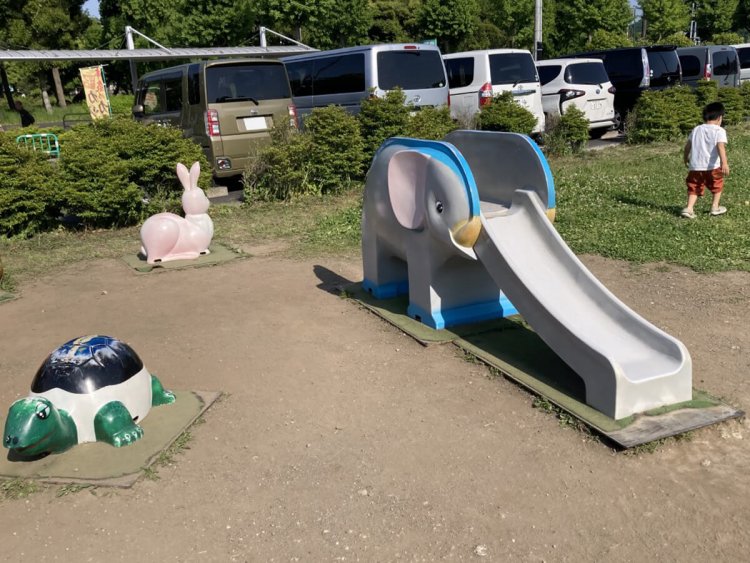 高さが低いので、小さな子でも安心して滑ることができる（府中市・郷土の森公園）。