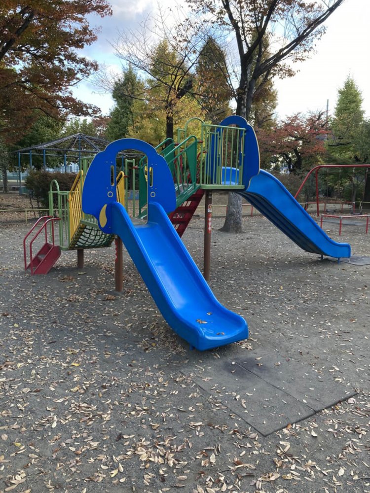 高低差がある2頭のゾウのすべり台。以前はコンクリート製のゾウすべり台があった（代々木大山公園）。