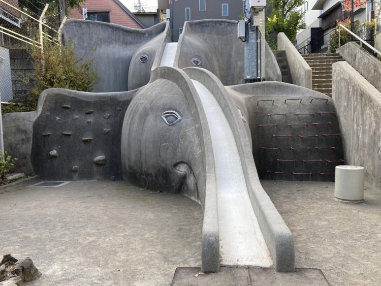 実際に滑ってみたところ、下のゾウの頭の部分で一回止まった。ノンストップだと多分スピードが出すぎるのだろう（神楽坂・あかぎ児童遊園）。