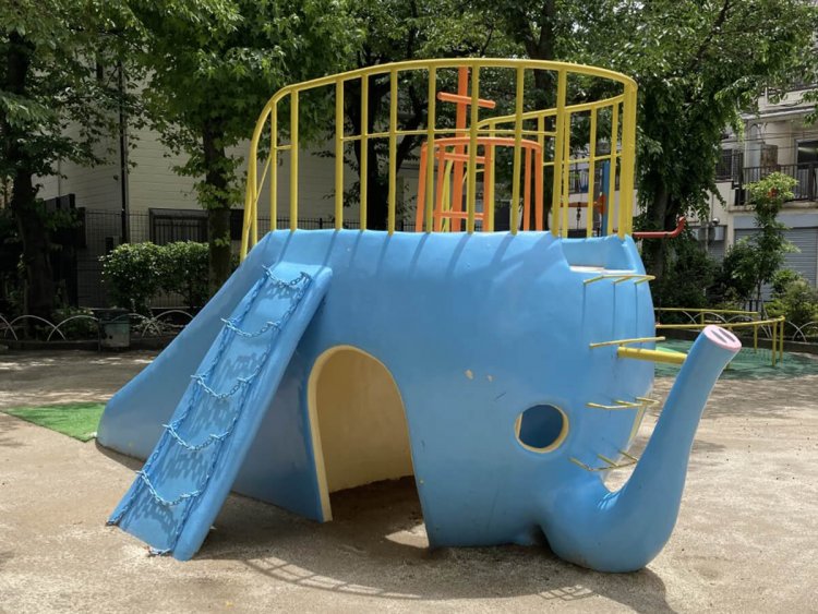 ゾウの全身と考えればお尻だし、頭部のみと考えれば耳なのだろう。鼻部分も遊べるようになっている（町屋三丁目児童遊園）。