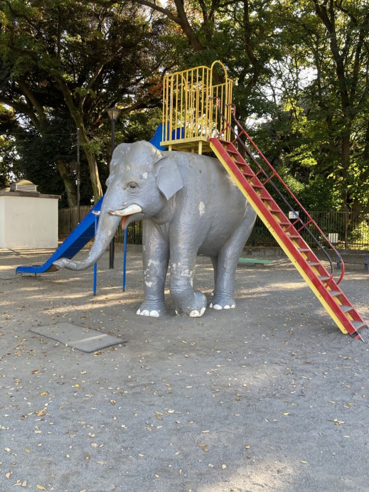 ひときわ目立つリアルゾウのすべり台。結構高さがある（王子・飛鳥山公園）。